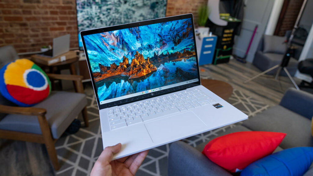 HP Dragonfly Pro in hand